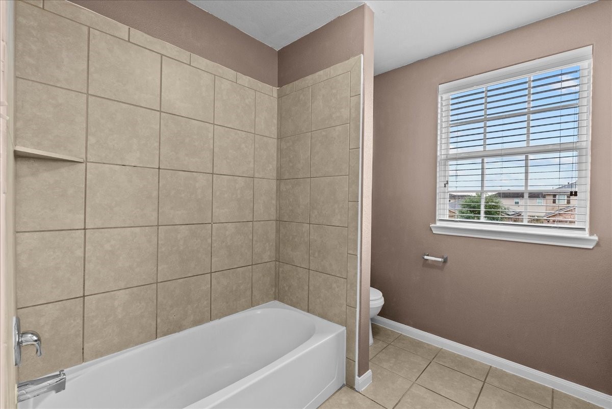 322 Shoshone Ridge Drive La Marque, TX 77568 - Photo 28 of 34 a bathroom with a bathtub and window