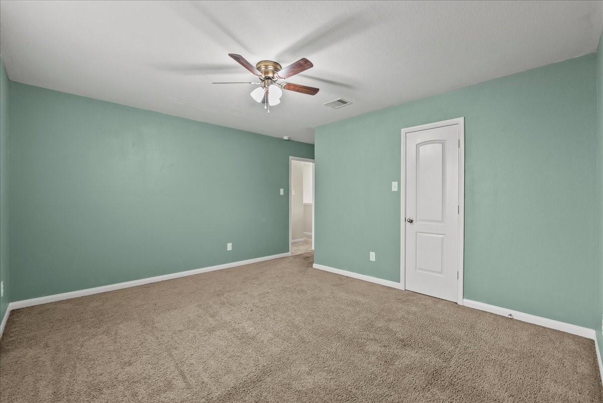 322 Shoshone Ridge Drive La Marque, TX 77568 - Photo 30 of 34 an empty room with a fan & a window