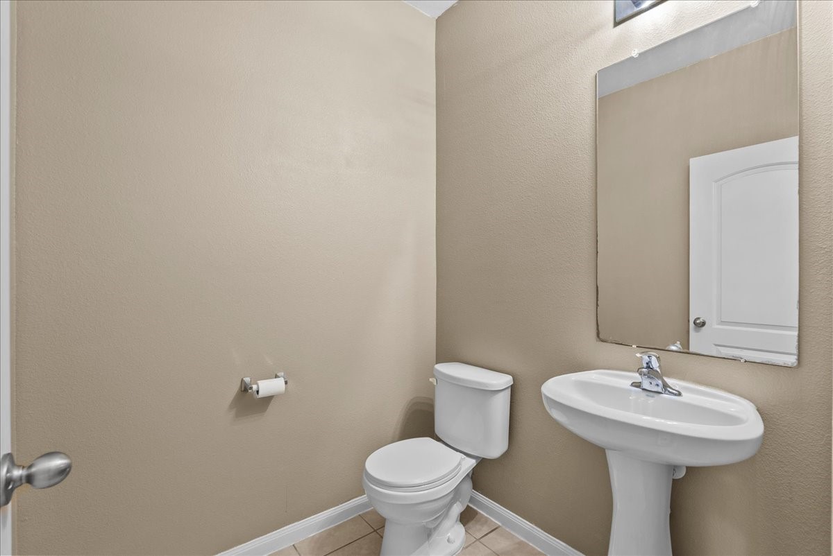 322 Shoshone Ridge Drive La Marque, TX 77568 - Photo 31 of 34 a bathroom with a sink and a toilet