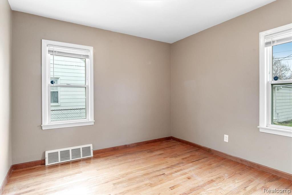 7535 Sterling Street Center Line, MI 48015 - Photo 19 of 48