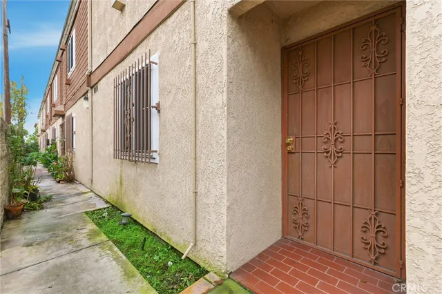 a view of a pathway of a house