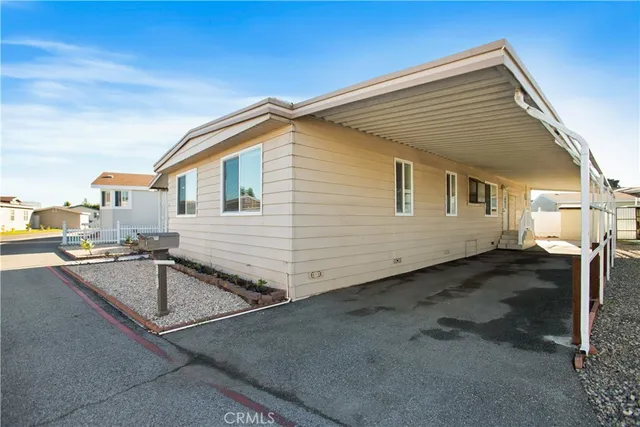a view of a house with backyard
