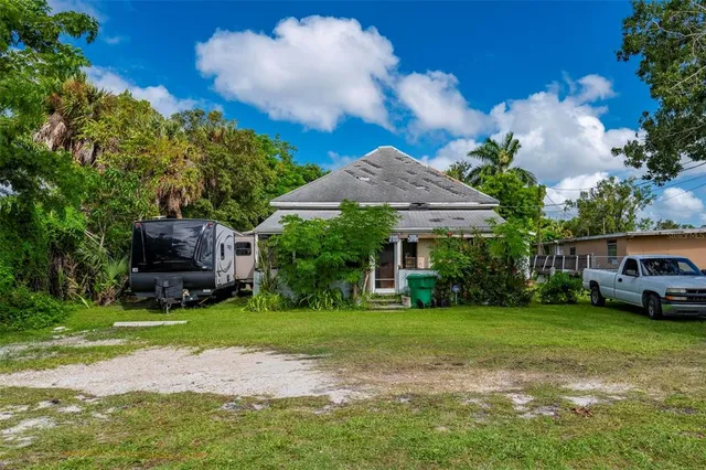 a view of a house with backyard and a garden