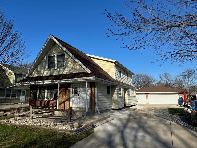 $2,200 | 5270 South 26th Street, Milwaukee, WI 53221
