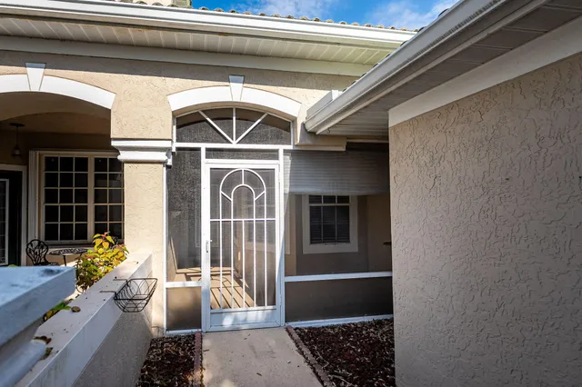 $250,000 | 1657 Southwest Harbour Isles Circle, Port St. Lucie, FL 34986