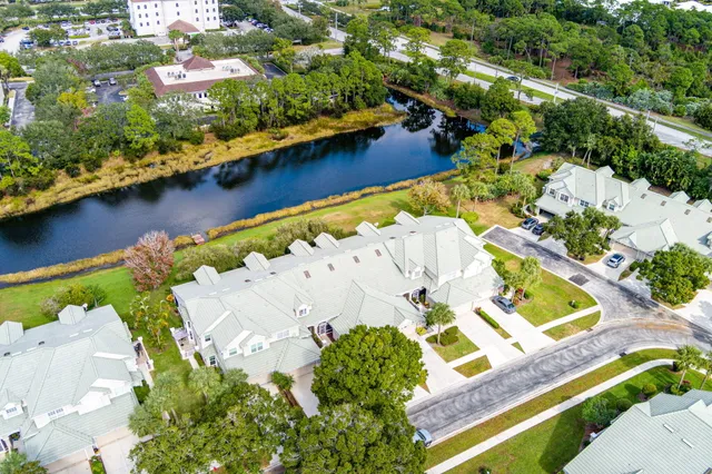 $250,000 | 1657 Southwest Harbour Isles Circle, Port St. Lucie, FL 34986