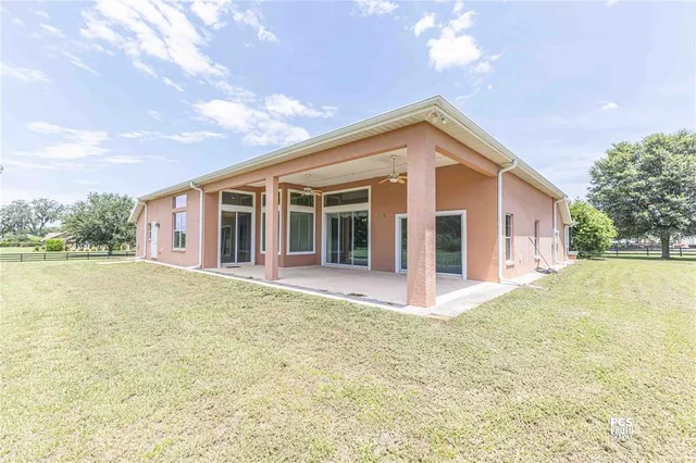 a view of a house with backyard and garden