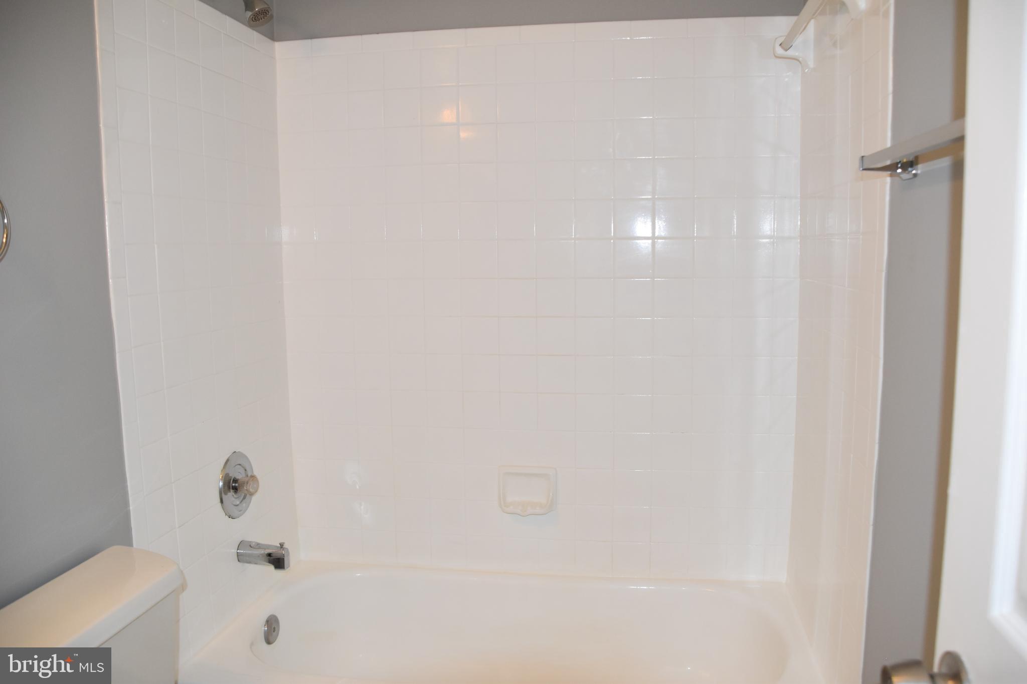 892 Smartts Lane Northeast Leesburg, VA 20176 - Photo 16 of 23 a bathroom with a bathtub