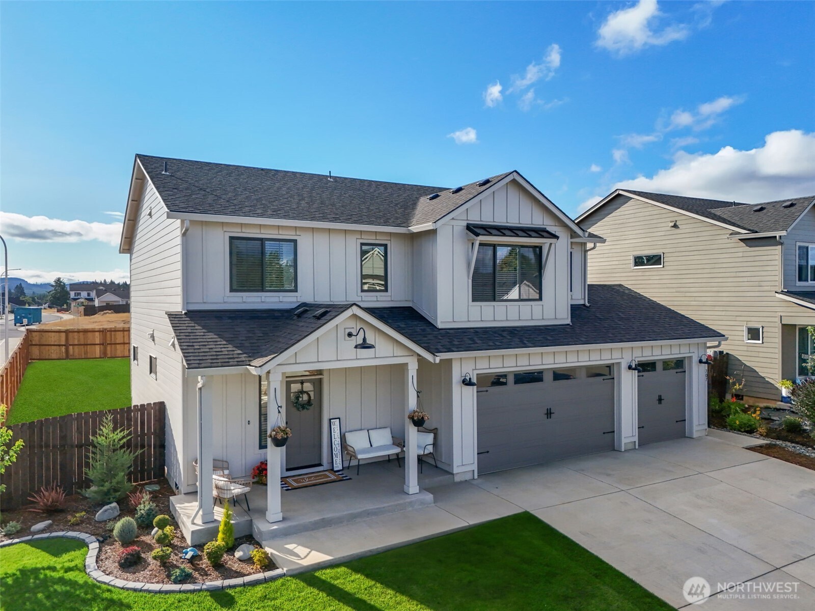 707 Cardinal Avenue Winlock, WA 98596 - Photo 2 of 36 a front view of a house with a yard and garage