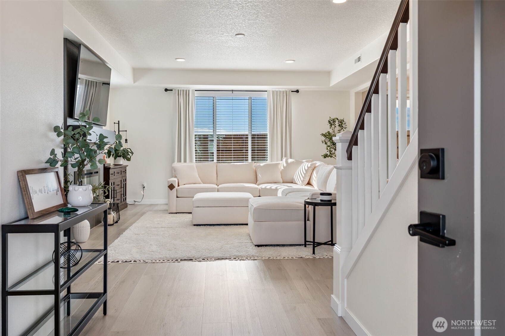 707 Cardinal Avenue Winlock, WA 98596 - Photo 4 of 36 a living room with furniture and a potted plant