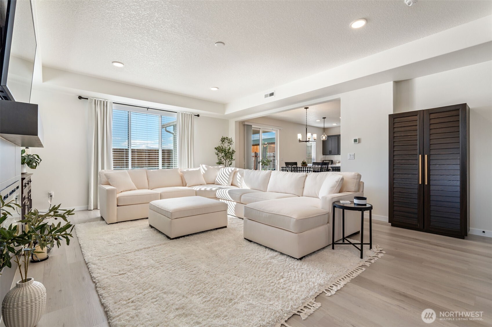 707 Cardinal Avenue Winlock, WA 98596 - Photo 8 of 36 a living room with furniture and a large window