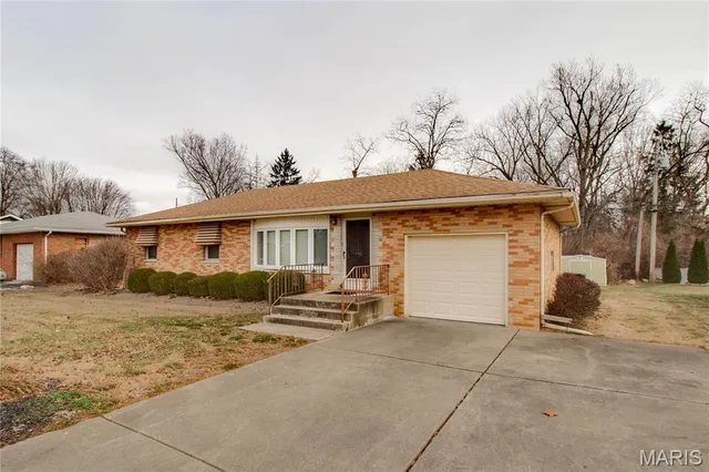 $147,900 | 4925 Hill Drive, Godfrey, IL 62035