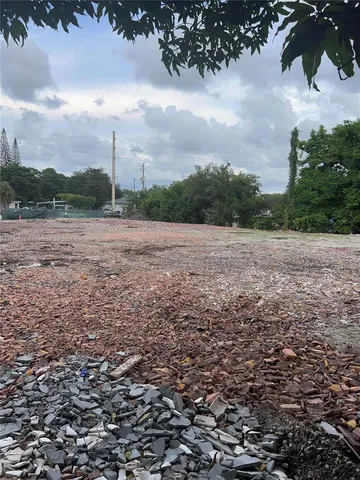a view of a field with trees
