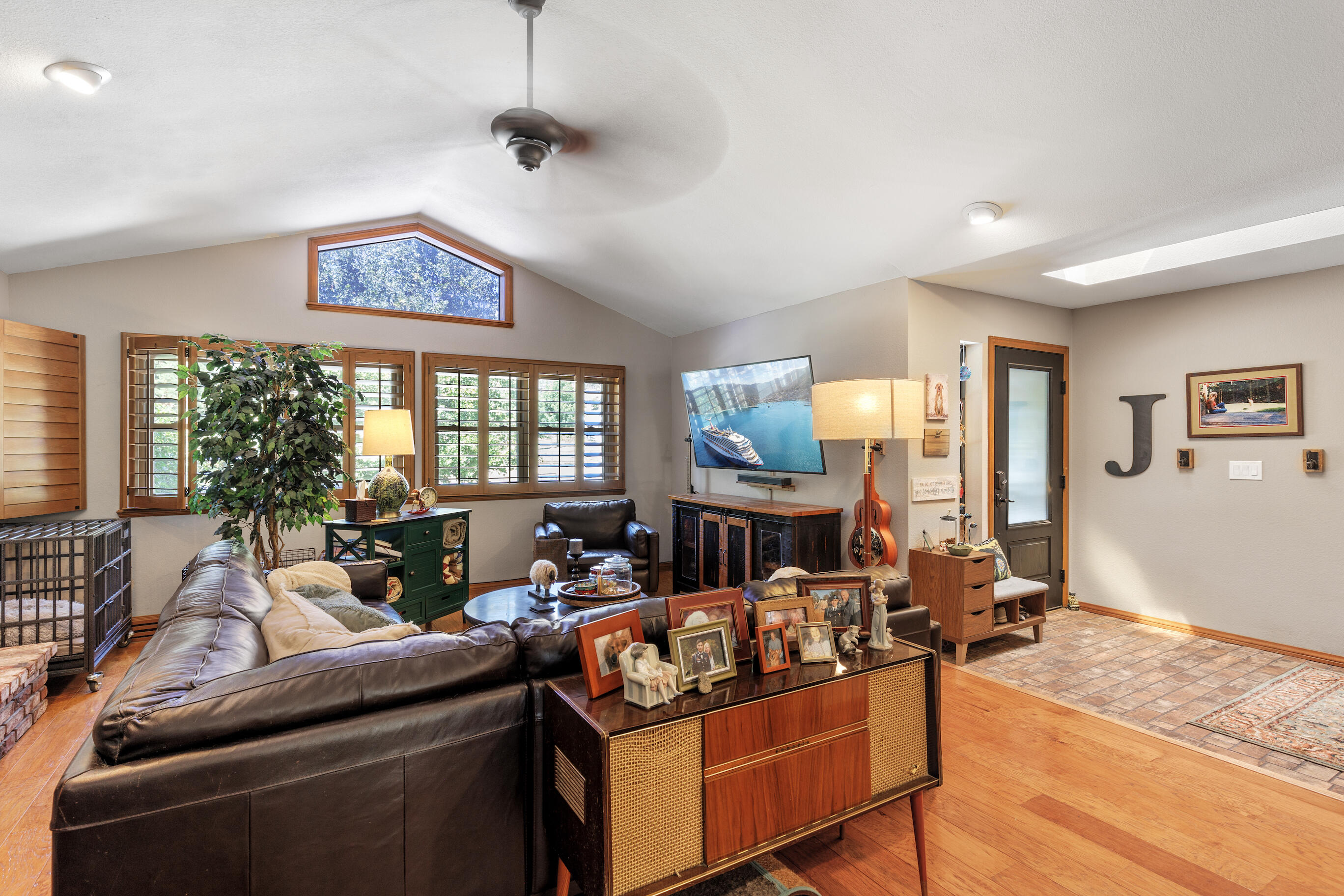 26901 Bear Valley Road Tehachapi, CA 93561 - Photo 22 of 62 a living room with furniture and a window