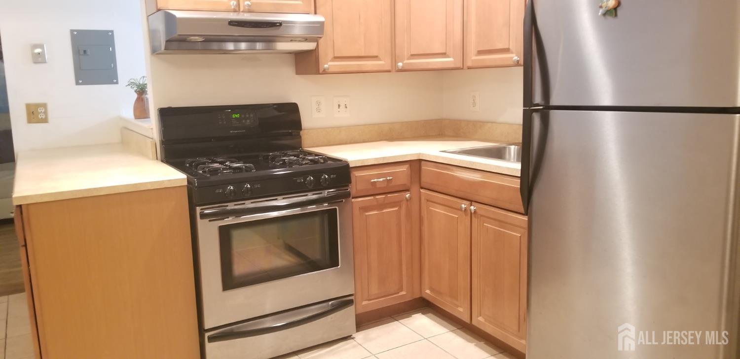 27 Judson Street, Unit 13B Edison, NJ 08837 - Photo 19 of 21 a kitchen with a stove and a refrigerator