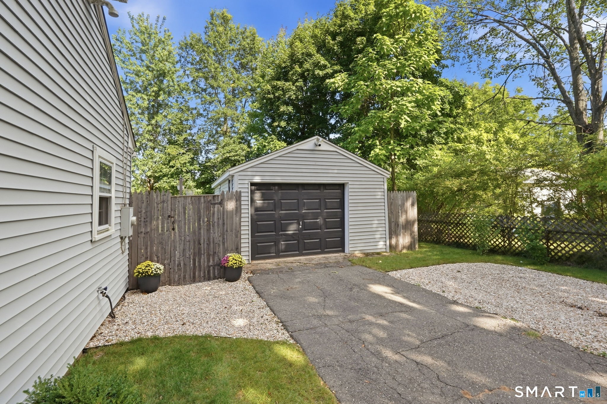 190 Old County Road Windsor Locks, CT 06096 - Photo 4 of 38 Gallery Image 4