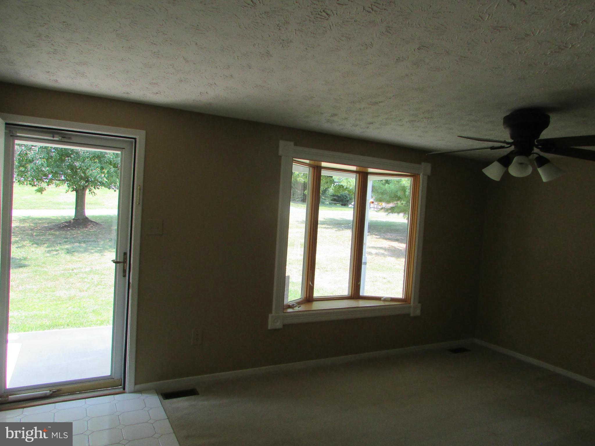 2744 Rowe Road New Windsor, MD 21776 - Photo 4 of 28 Living Room