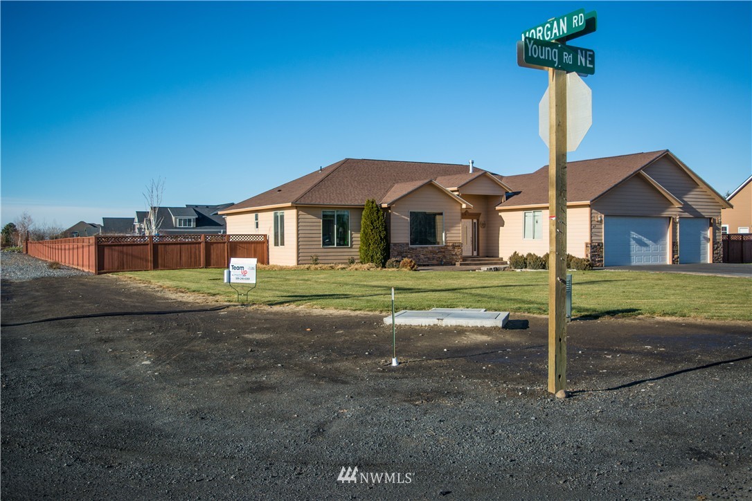 514 Young Road Northeast Moses Lake, WA 98837 - Photo 3 of 25 Gallery Image 3