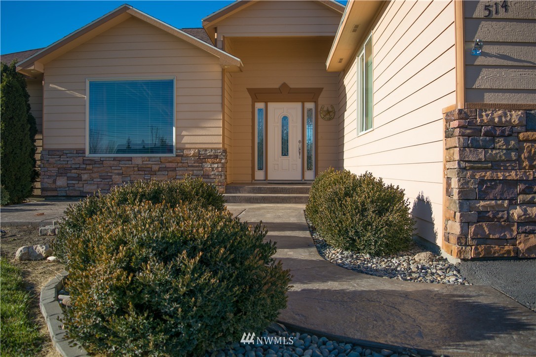 514 Young Road Northeast Moses Lake, WA 98837 - Photo 4 of 25 Gallery Image 4