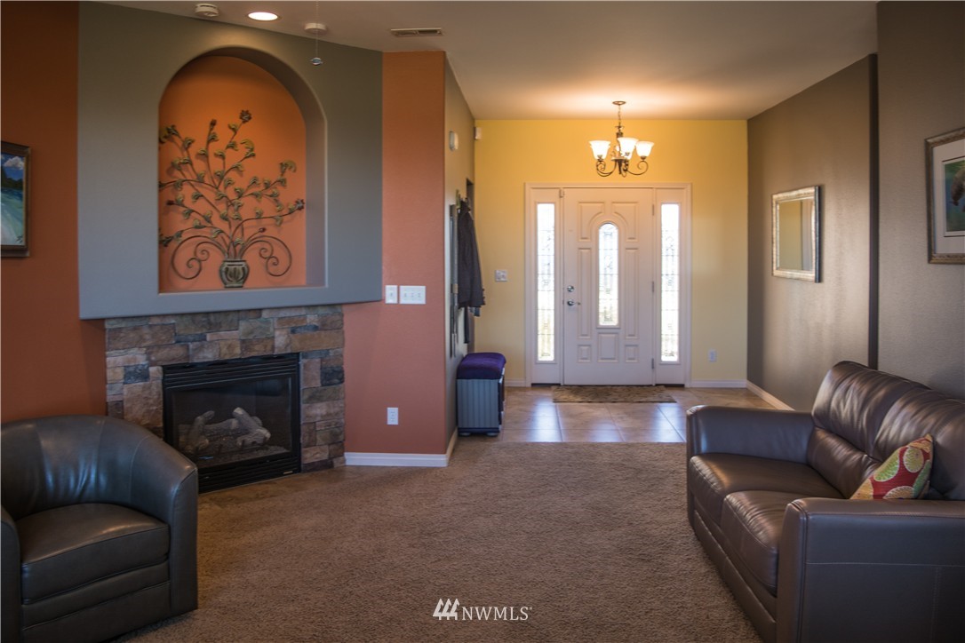 514 Young Road Northeast Moses Lake, WA 98837 - Photo 5 of 25 Gallery Image 5