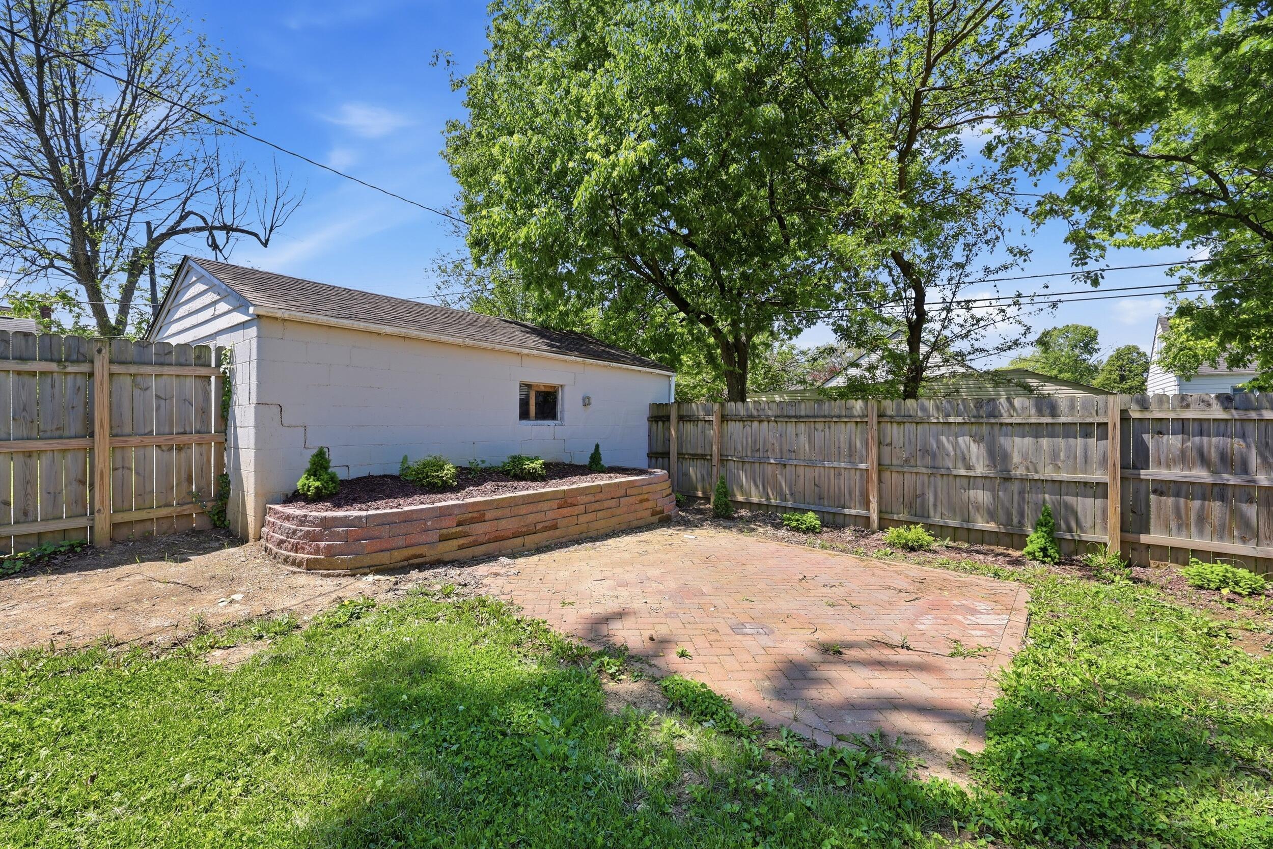 943 South Chesterfield Road Columbus, OH 43209 - Photo 22 of 31 Fenced yard