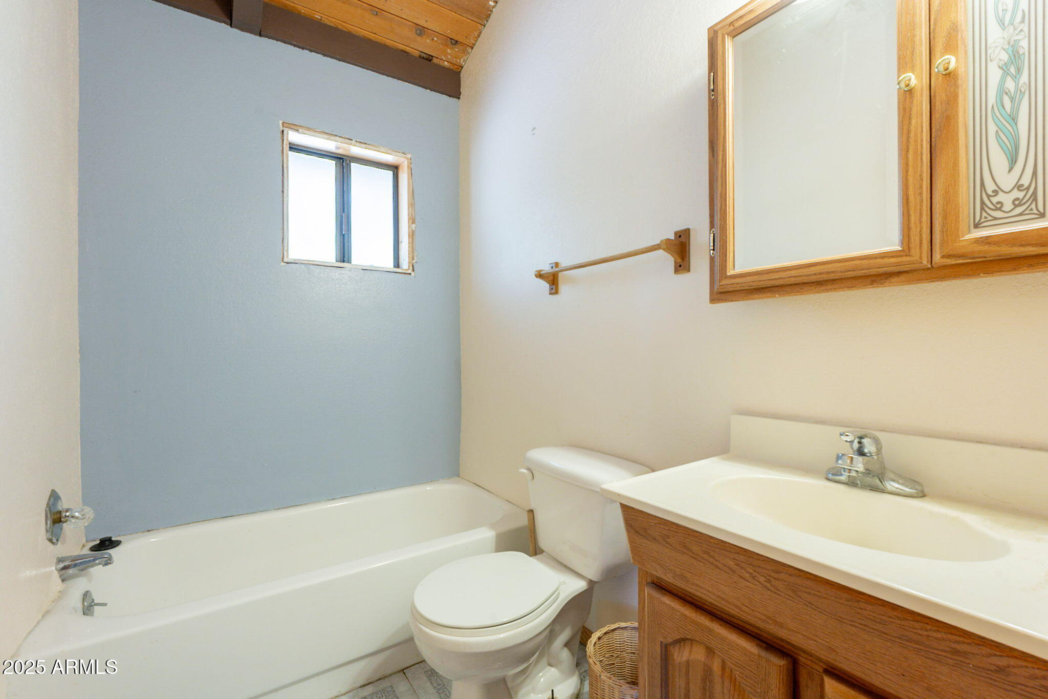 3524 Kelly Circle Pine, AZ 85544 - Photo 21 of 69 a bathroom with a sink toilet and bathtub