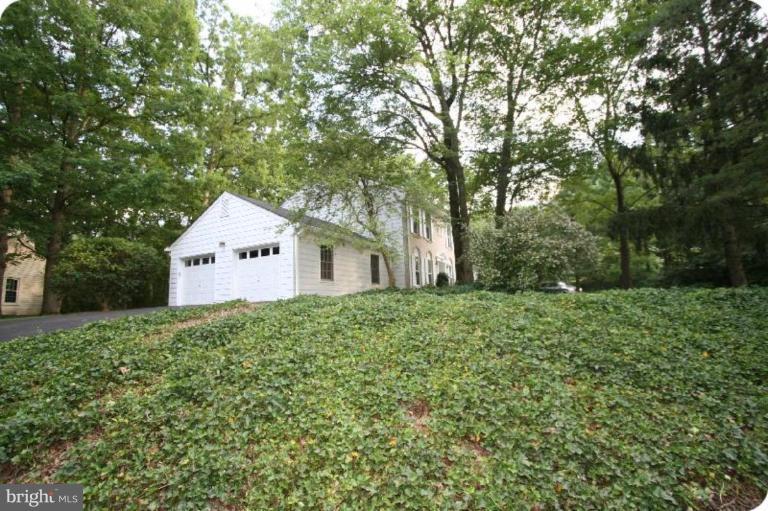 10915 Hunt Club Road Reston, VA 20190 - Photo 26 of 27 Beautiful Ivy on Bank Near Driveway