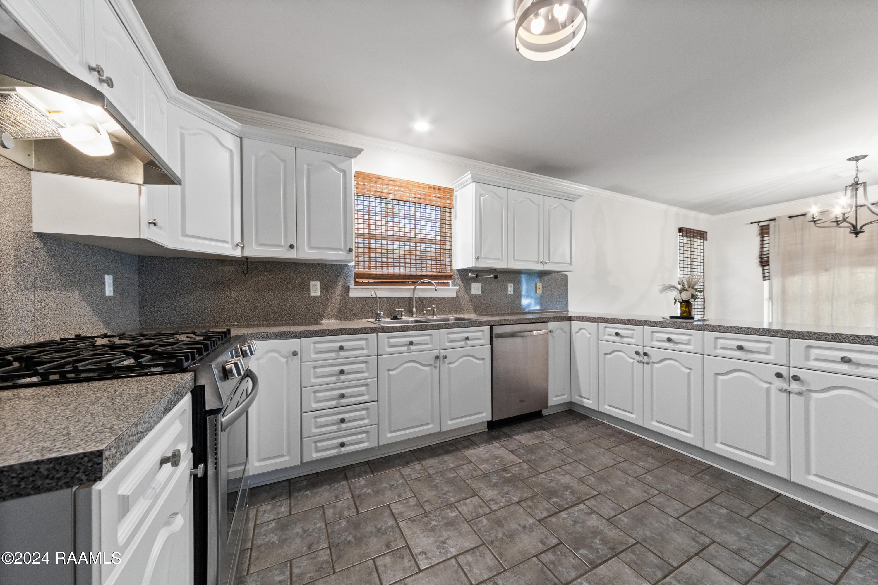 108 Carolyn Drive Lafayette, LA 70508 - Photo 8 of 26 108Carolyn-38