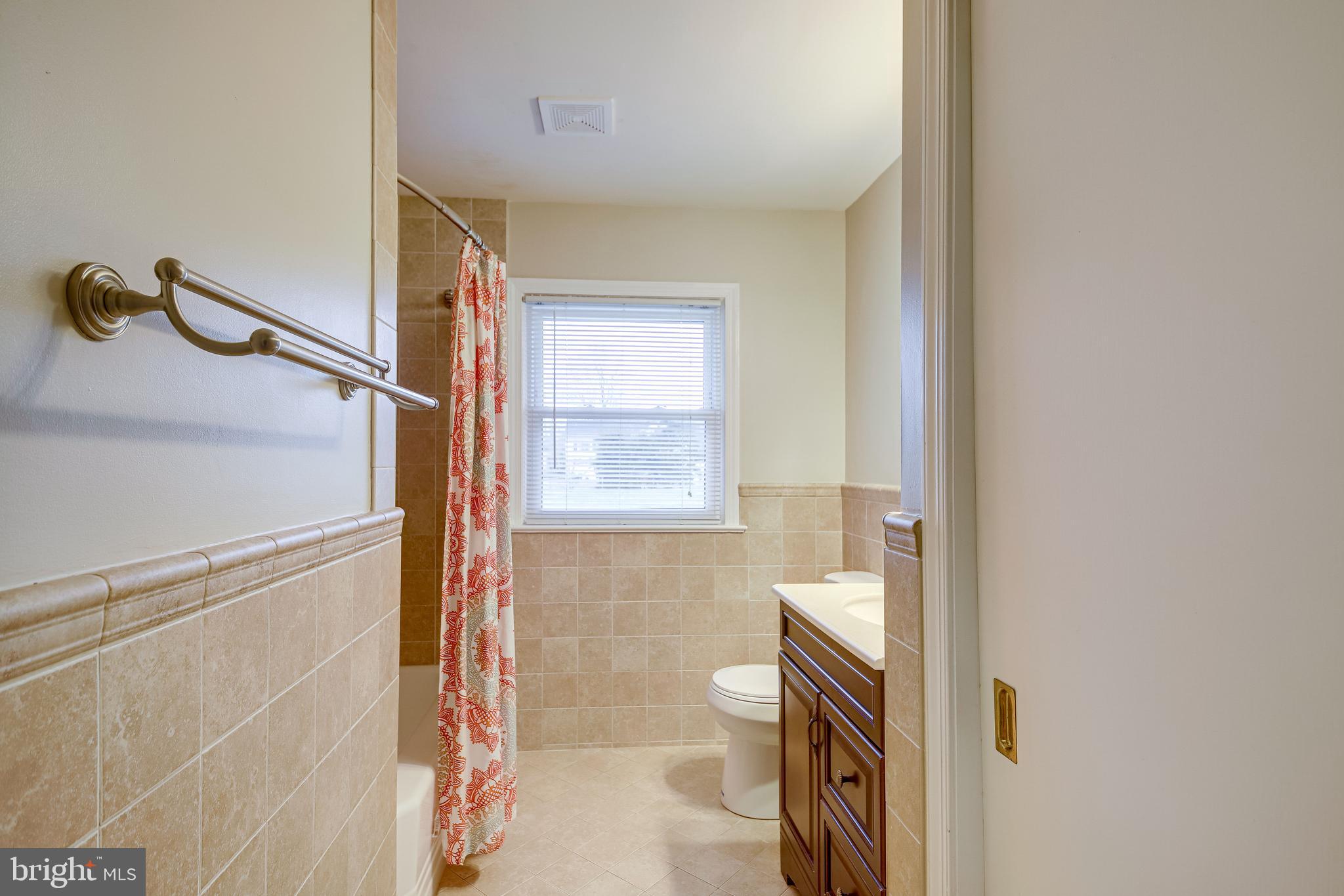 52 Blue Ridge Street Warrenton, VA 20186 - Photo 18 of 49 Main level full bathroom