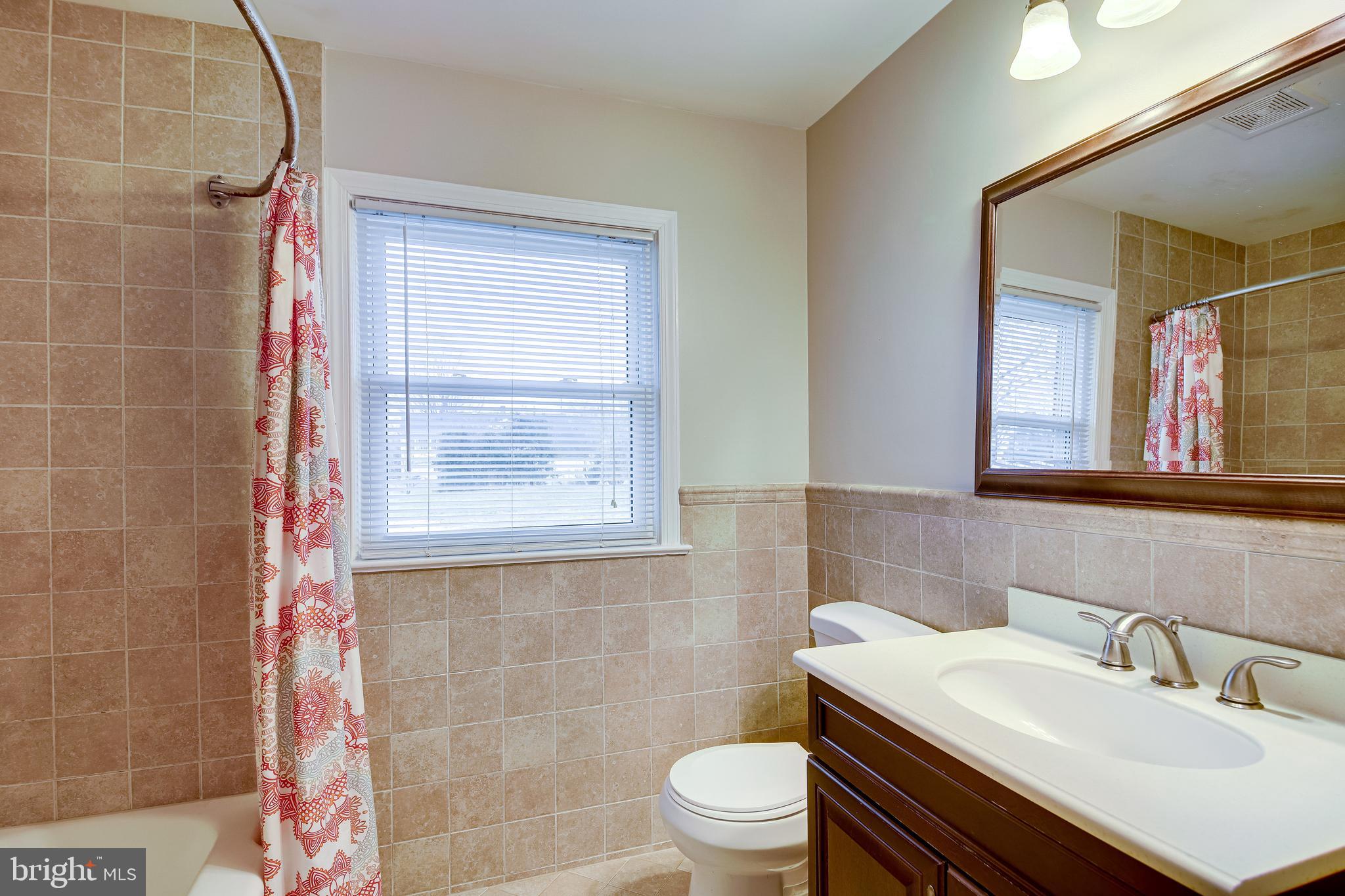 52 Blue Ridge Street Warrenton, VA 20186 - Photo 19 of 49 Main level full bathroom