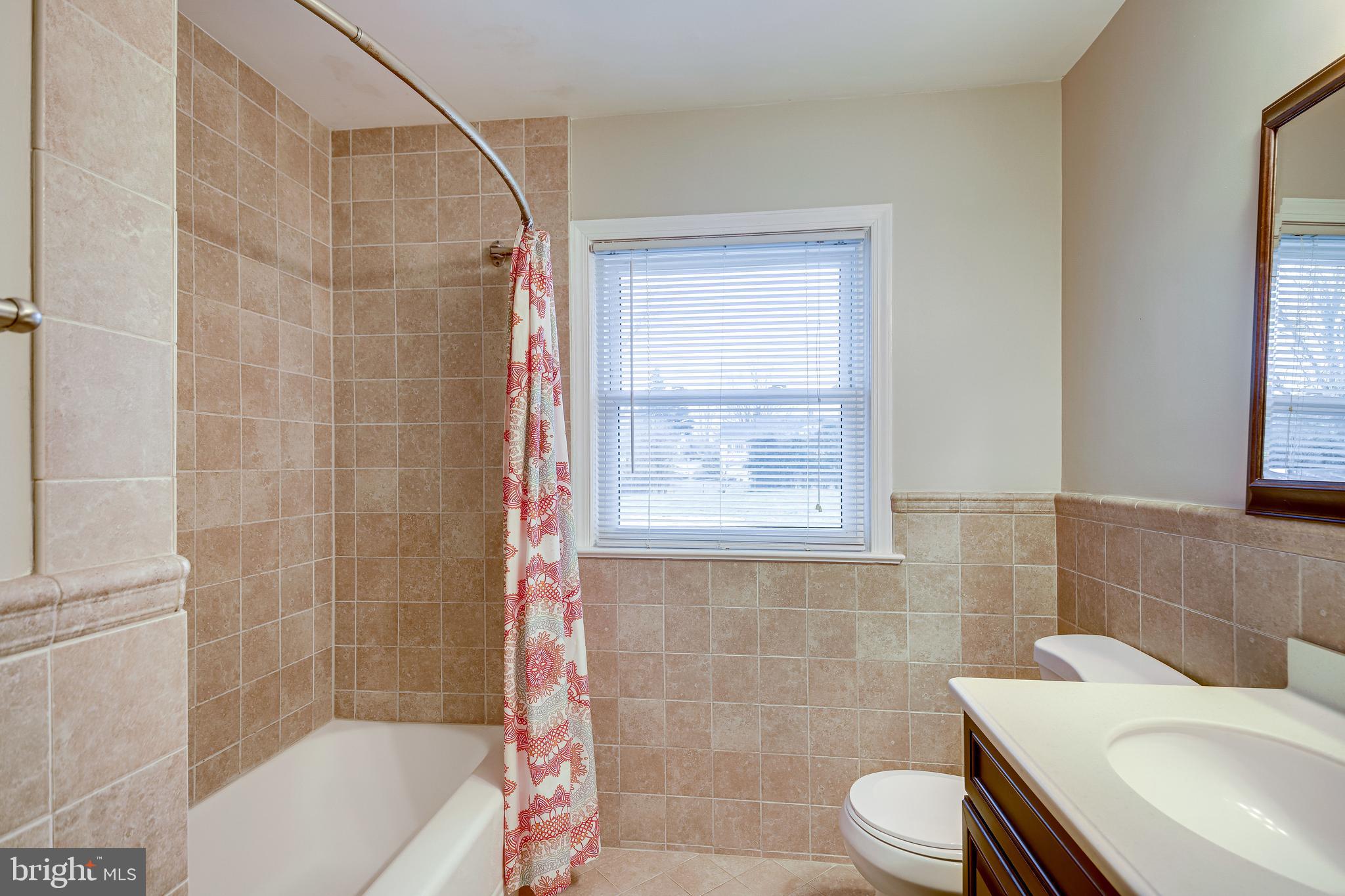 52 Blue Ridge Street Warrenton, VA 20186 - Photo 20 of 49 Main level full bathroom