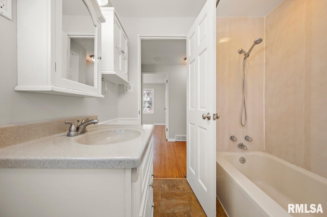 2716 West Overhill Road Peoria, IL 61615 - Photo 16 of 31 Gallery Image 16