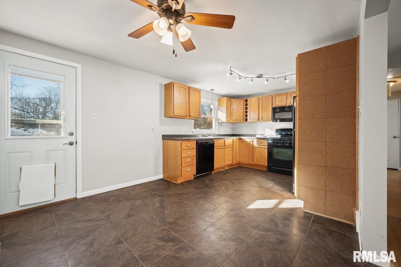 2716 West Overhill Road Peoria, IL 61615 - Photo 7 of 31 Gallery Image 7