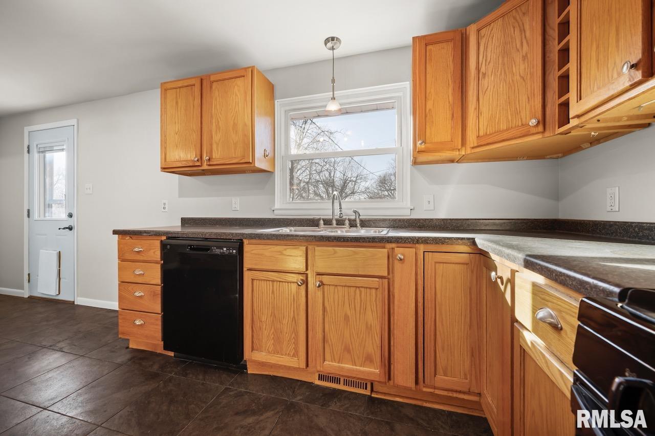 2716 West Overhill Road Peoria, IL 61615 - Photo 9 of 31 Gallery Image 9