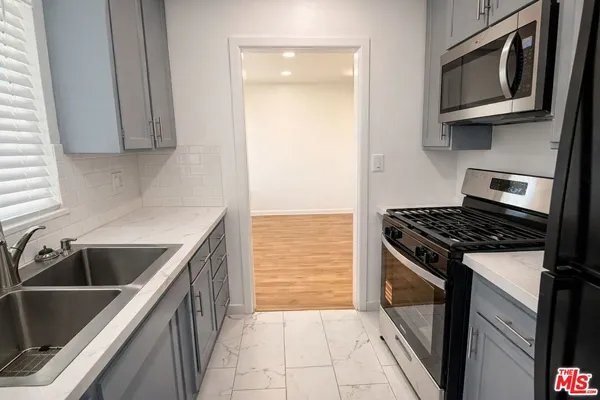 $2,100 | 202 North Locust Street, Inglewood, CA 90301