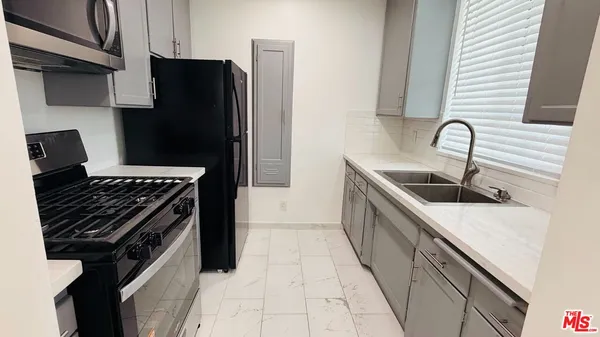 $2,100 | 202 North Locust Street, Inglewood, CA 90301