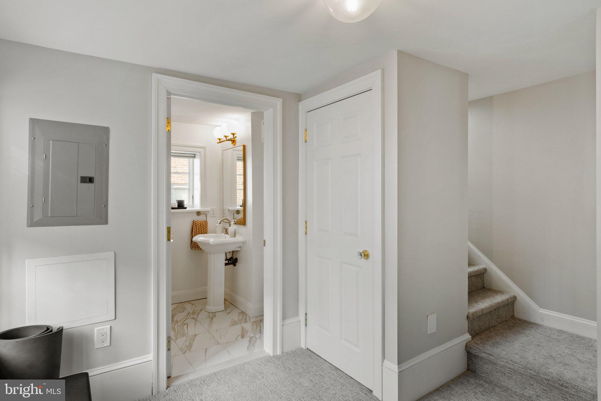 1013 Clinton Street Philadelphia, PA 19107 - Photo 36 of 53 Bright and inviting entryway space.