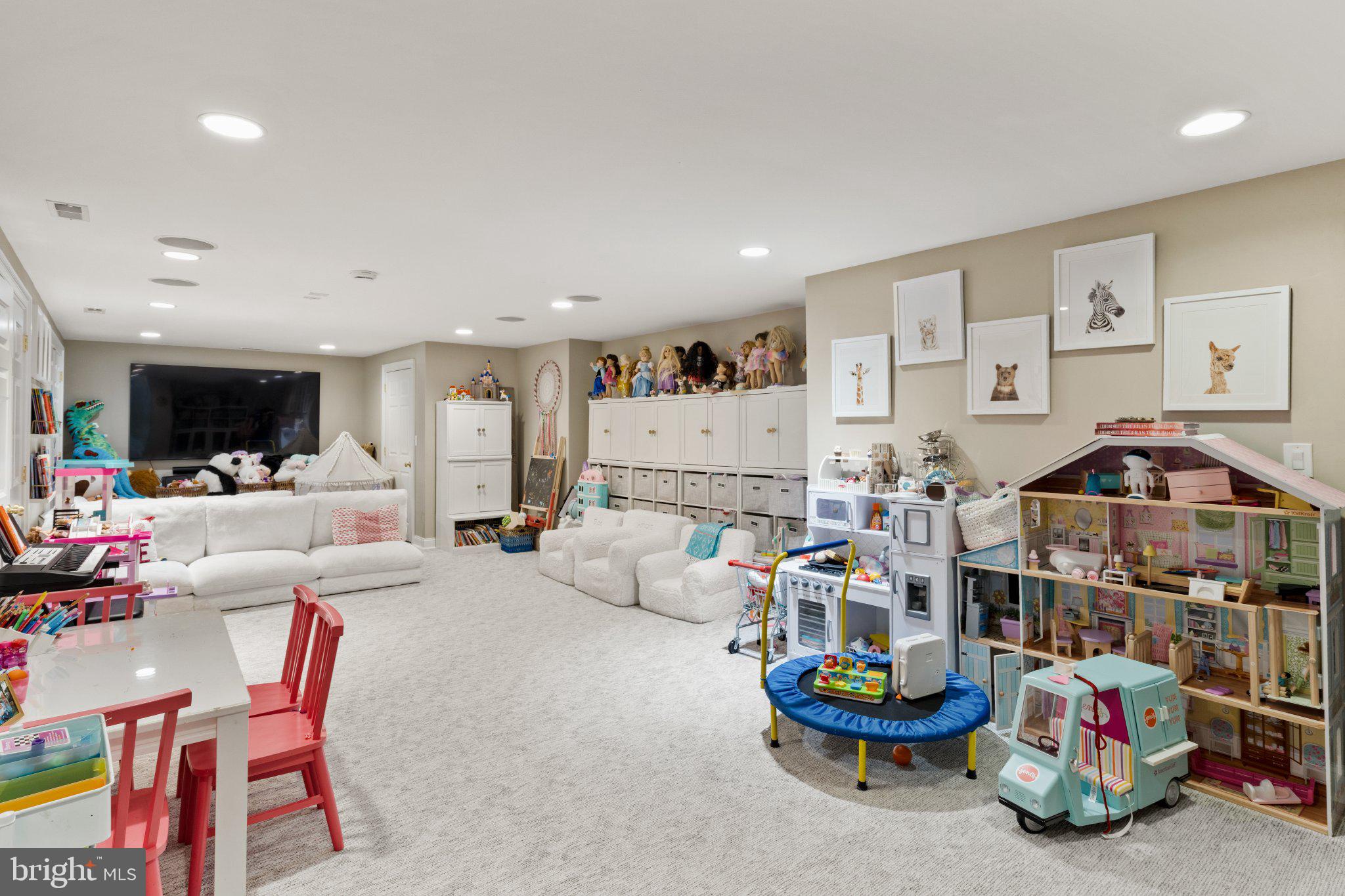 1013 Clinton Street Philadelphia, PA 19107 - Photo 51 of 53 a living room with furniture and a table