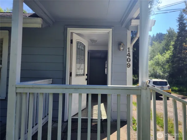 $1,650 | 1409 West Railroad Avenue, Unit A, Shelton, WA 98584
