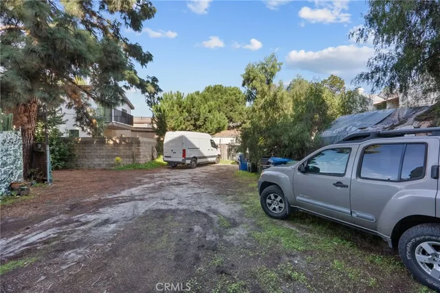 a black and white photo of a black and white building