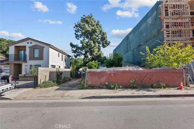 a black and white photo of a picture