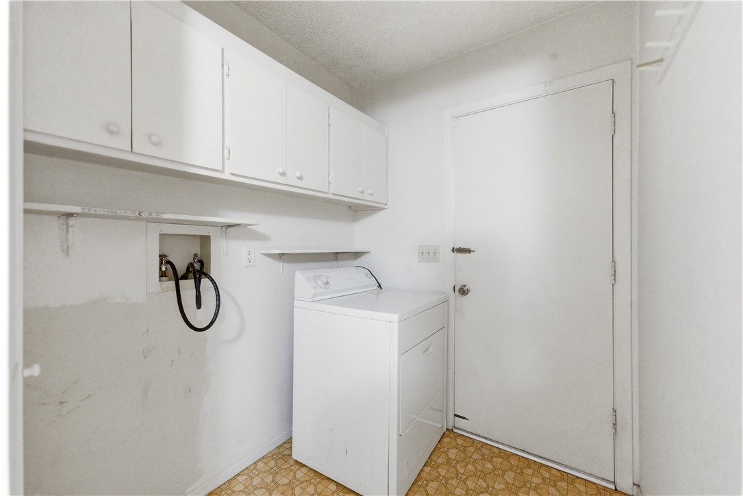590 Ridgecrest Drive Kingman, AZ 86409 - Photo 23 of 33 a utility room with dryer and washer
