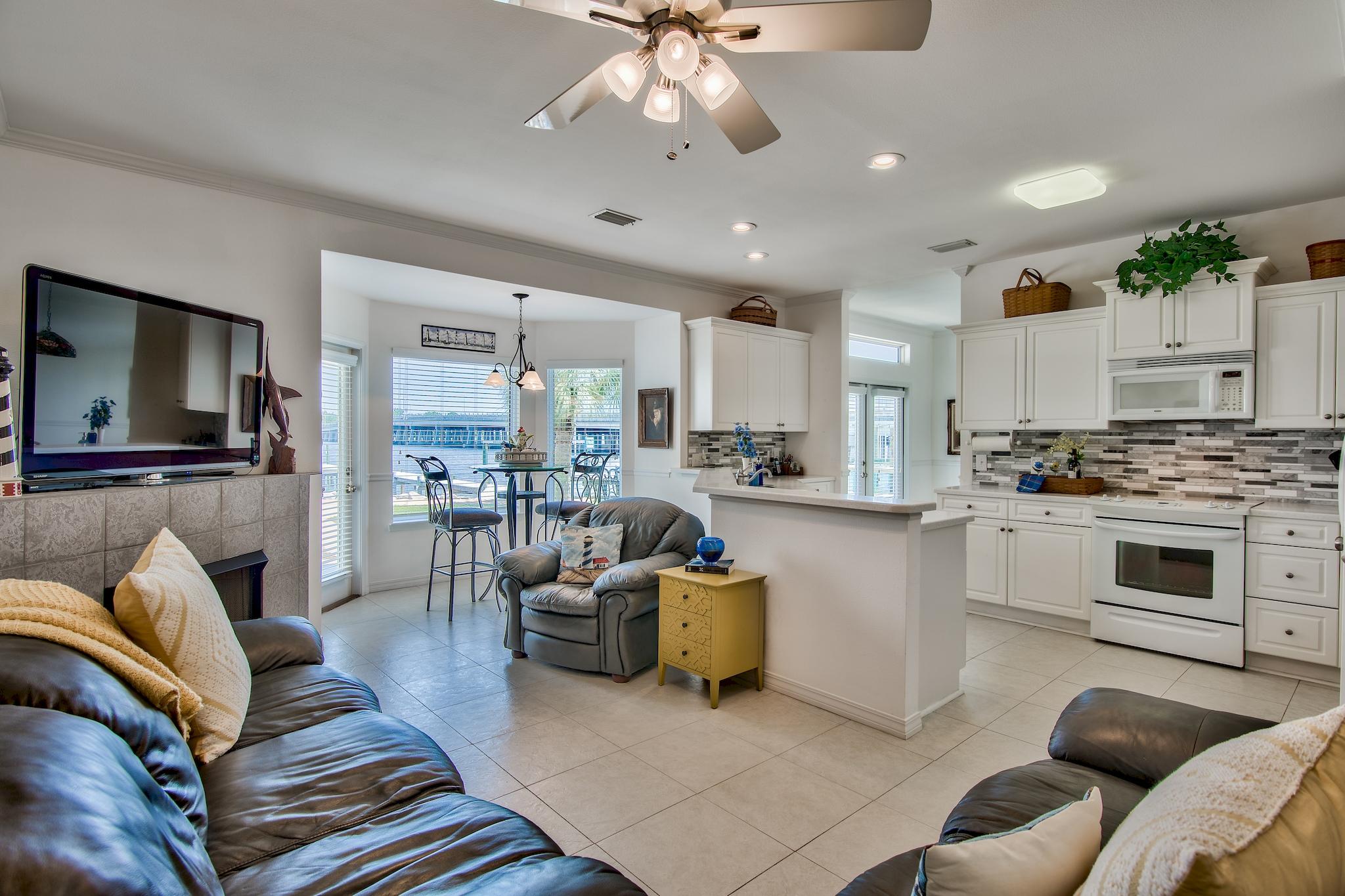 905 Lighthouse Point Road Fort Walton Beach, FL 32547 - Photo 14 of 47 Family Room