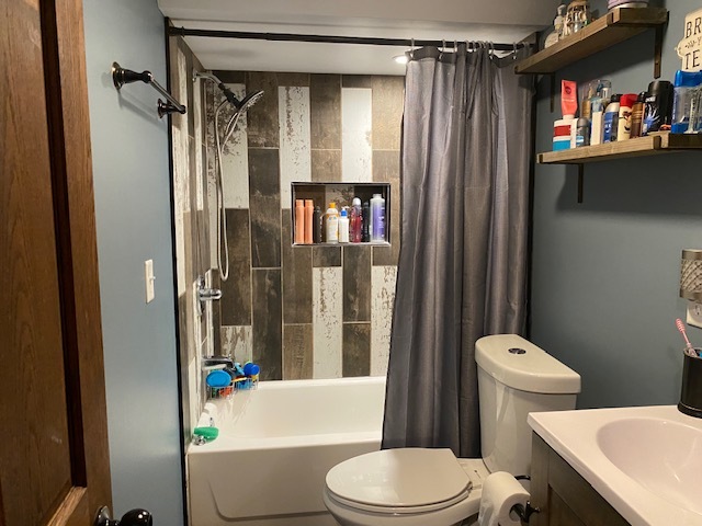 4373 East 250th Road Mendota, IL 61342 - Photo 7 of 26 a bathroom with a toilet and a shower