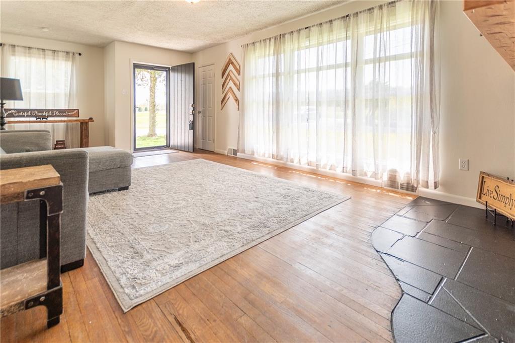 289 Hamburg Road Transfer, PA 16154 - Photo 4 of 37 Gallery Image 4