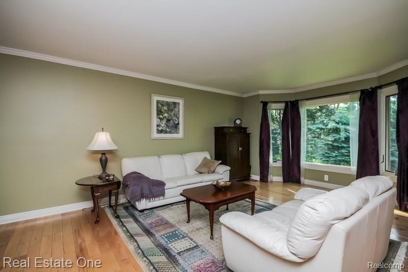 36245 West Lyman Road Farmington Hills, MI 48331 - Photo 3 of 38