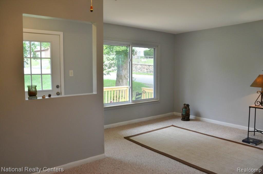 3805 Mapleleaf Road Waterford, MI 48328 - Photo 7 of 30 Living room - large picture window brings in a lot of light.