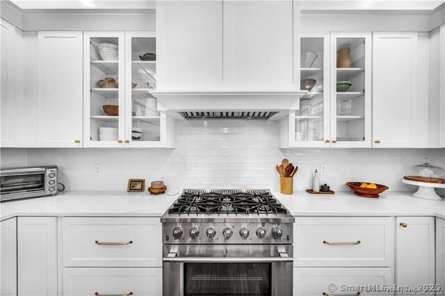 454 Horse Pond Road, Unit D Madison, CT 06443 - Photo 5 of 9 a stove top oven sitting inside of a kitchen