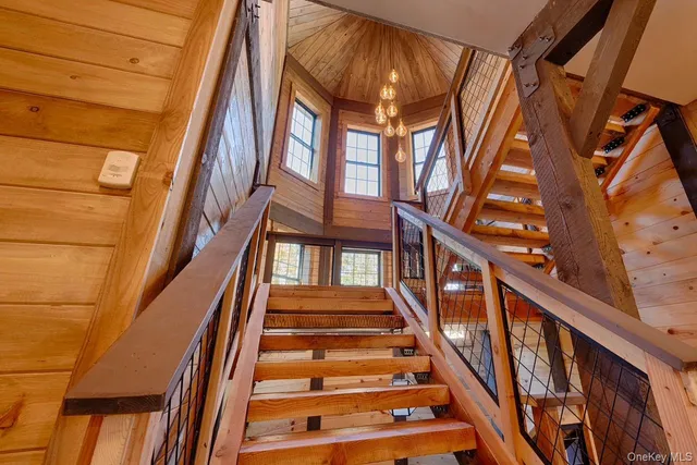 a view of an outdoor space of the house