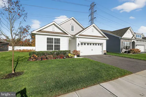 a view of house with garden